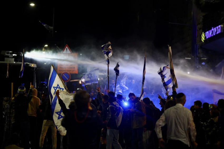 Nhiều người quá khích đã tụ tập bên ngoài nhà của ông Netanyahu ở TP Jerusalem. Ảnh: REUTERS