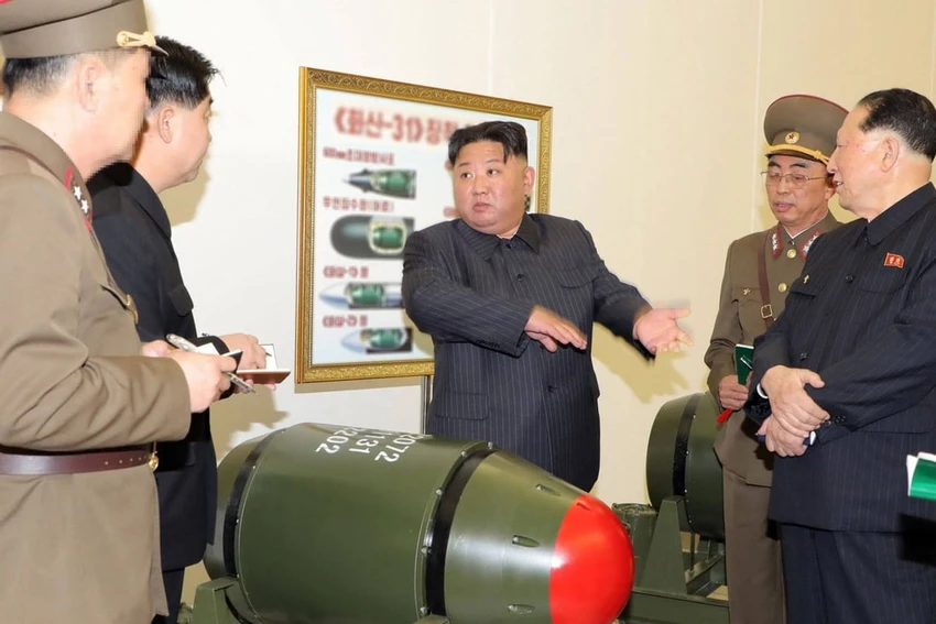 Lãnh đạo Triều Tiên Kim Jong-un (giữa) thị sát đầu đạn hạt nhân Hwasan-31 ngày 27-3. Ảnh: AFP Lãnh đạo Triều Tiên Kim Jong-un (giữa) thị sát đầu đạn hạt nhân Hwasan-31 ngày 27-3. Ảnh: AFP