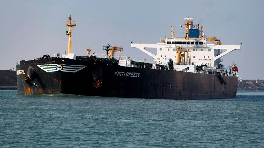 Tàu chở dầu thô Kriti Breeze của Mỹ di chuyển qua kênh đào Suez ở Ai Cập. Ảnh: REUTERS Tàu chở dầu thô Kriti Breeze của Mỹ di chuyển qua kênh đào Suez ở Ai Cập. Ảnh: REUTERS