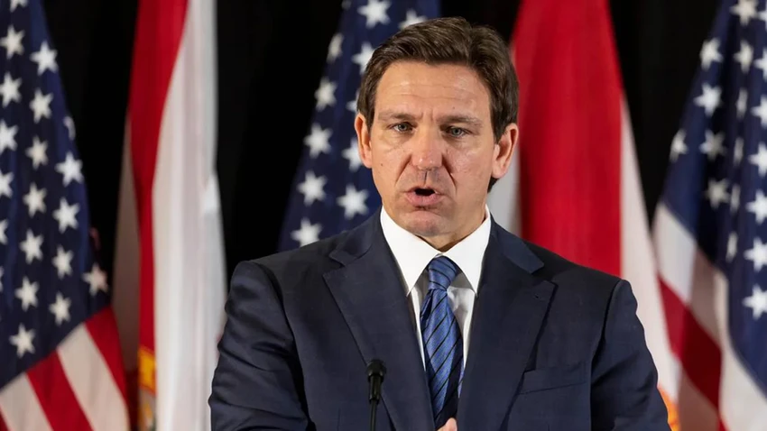 Thống đốc bang Florida - ông Ron DeSantis phát biểu tại Trường Trung học Christopher Columbus (bang Miami) ngày 27-3. Ảnh: GETTY IMAGES