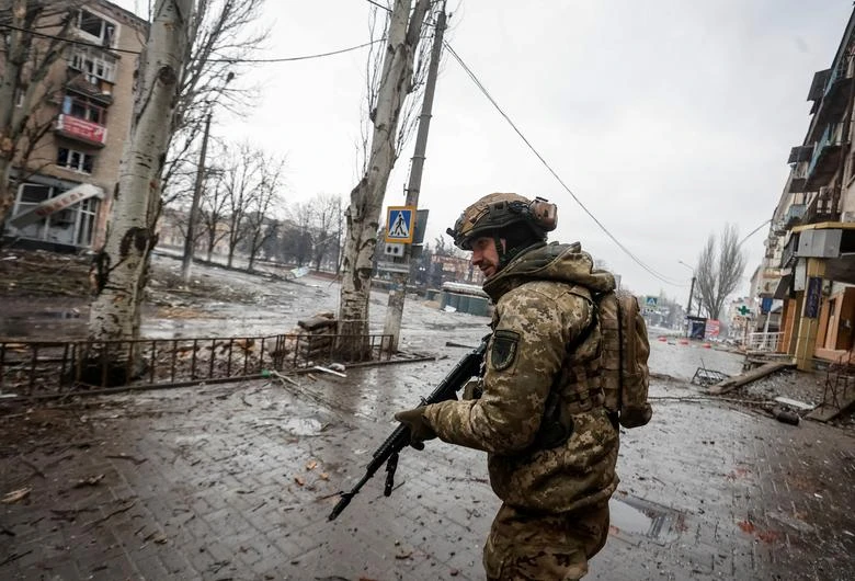 Binh sĩ Ukraine chiến đấu ở Bakhmut ngày 25-2. Ảnh: REUTERS Binh sĩ Ukraine chiến đấu ở Bakhmut ngày 25-2. Ảnh: REUTERS