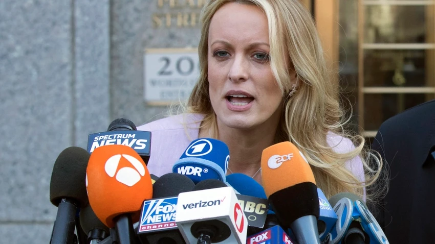 Nữ diễn viên phim người lớn Stormy Daniels phát biểu bên ngoài tòa án liên bang ở New York hồi tháng 4-2016. Ảnh: AP