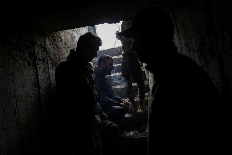 Binh sĩ Ukraine trong một hầm trú ẩn tại Bakhmut. Ảnh: REUTERS Binh sĩ Ukraine trong một hầm trú ẩn tại Bakhmut. Ảnh: REUTERS