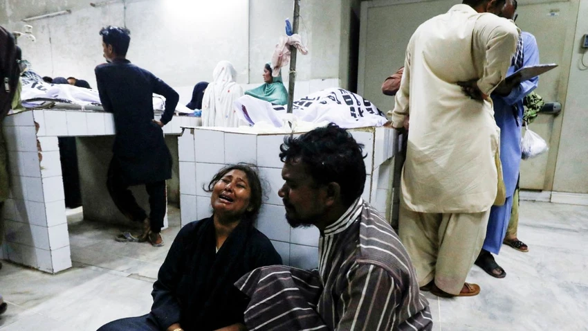 Người thân của những nạn nhân xấu số khóc thương tại nhà xác bệnh viện ở TP Karachi, Pakistan ngày 31-3. Ảnh: CNN Người thân của những nạn nhân xấu số khóc thương tại nhà xác bệnh viện ở TP Karachi, Pakistan ngày 31-3. Ảnh: CNN