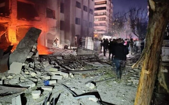 Hiện trường một cuộc không kích được cho là của Israel tấn công vào thủ đô Damascus, Syria sáng sớm ngày 19-2. Ảnh: THE TIMES OF ISRAEL The scene of an alleged Israeli airstrike in the Kafar Sousah neighborhood of Syria's capital, Damascus, early February 19, 2023. (Social media)