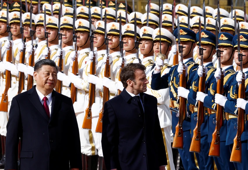 Chủ tịch TQ Tập Cận Bình (trái) và Tổng thống Pháp Emmanuel Macron duyệt binh trong buổi lễ chính thức tại Đại lễ đường Nhân dân (Bắc Kinh, TQ) ngày 6-4. Ảnh: REUTERS