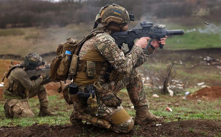 Binh sĩ Ukraine chiến đấu ở TP Bakhmut ngày 6-4. Ảnh: REUTERS Binh sĩ Ukraine chiến đấu ở TP Bakhmut ngày 6-4. Ảnh: REUTERS