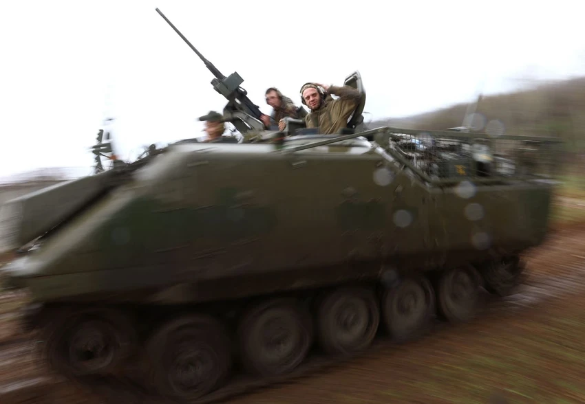 Binh sĩ Ukraine chiến đấu ở TP Bakhmut ngày 6-4. Ảnh: REUTERS Binh sĩ Ukraine chiến đấu ở TP Bakhmut ngày 6-4. Ảnh: REUTERS
