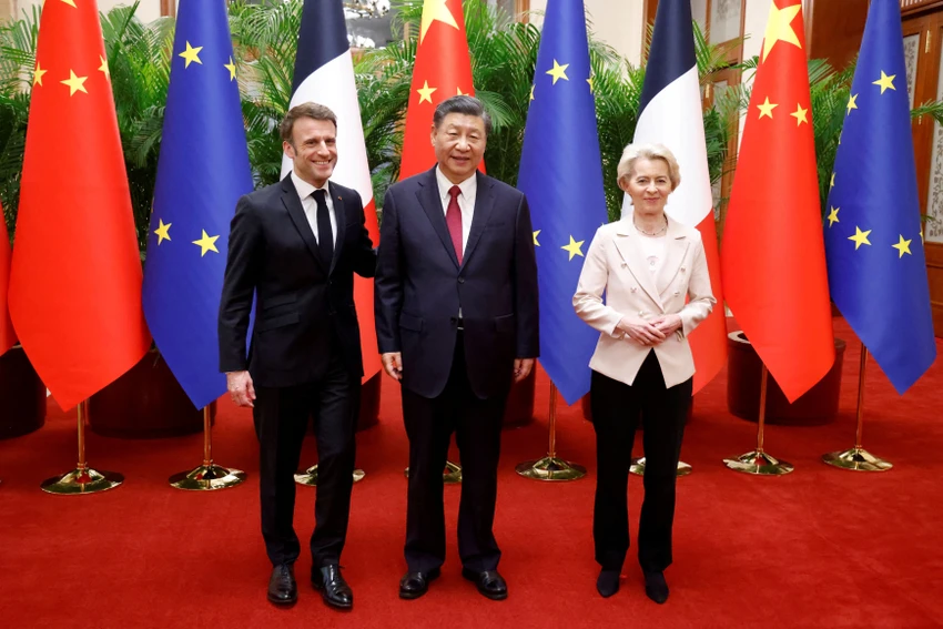 Tổng thống Pháp Emmanuel Macron (trái), Chủ tịch TQ Tập Cận Bình và Chủ tịch Uỷ ban châu Âu Ursula von der Leyen trong cuộc gặp tại Bắc Kinh ngày 6-4. Ảnh: REUTERS Tổng thống Pháp Emmanuel Macron (trái), Chủ tịch TQ Tập Cận Bình và Chủ tịch Uỷ ban châu Âu Ursula von der Leyen trong cuộc gặp tại Bắc Kinh ngày 6-4. Ảnh: REUTERS
