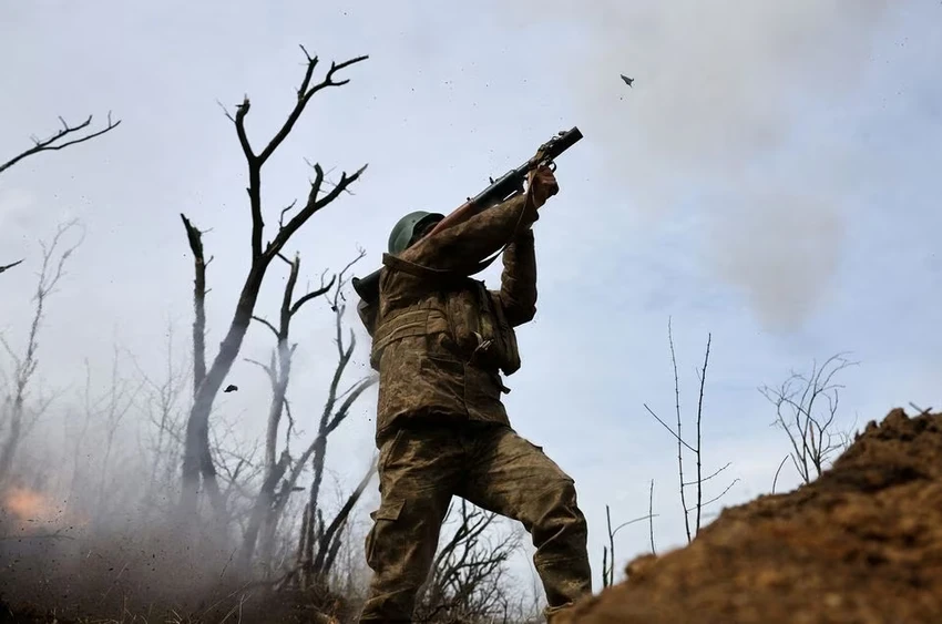Quân nhân Ukraine thuộc lữ đoàn cơ giới hóa số 28 chiến đấu ở Bakhmut ngày 5-4. Ảnh: REUTERS Quân nhân Ukraine thuộc lữ đoàn cơ giới hóa số 28 chiến đấu ở Bakhmut ngày 5-4. Ảnh: REUTERS