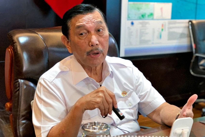 Bộ trưởng Bộ Điều phối Các vấn đề hàng hải và Đầu tư Indonesia - ông Luhut Pandjaitan. Ảnh: REUTERS Indonesia's Coordinating Minister of Maritime Affairs and Investment Luhut Pandjaitan, talks during an interview at his office in Jakarta