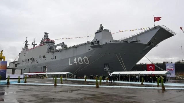 Tàu tấn công đổ bộ đầu tiên của Thổ Nhĩ Kỳ - TCG Anadolu tại buổi lễ hạ thuỷ ngày 10-4. Ảnh: BBC TCG Anadolu: Türkiye'nin en büyük askeri gemisinin özellikleri neler? - BBC News Türkçe
