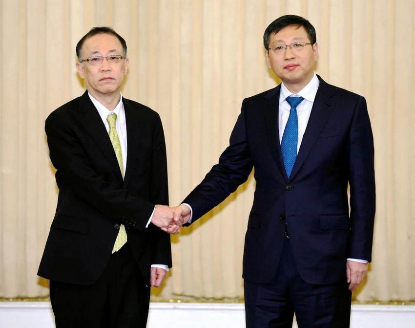 Vụ trưởng Vụ Biên giới và Đại dương thuộc Bộ Ngoại giao TQ - ông Hồng Lượng (trái) và Vụ trưởng phụ trách Các vấn đề châu Á và châu Đại Dương của Nhật - ông Takehiro Funakoshi tại buổi hội đàm ở Tokyo ngày 10-4. Ảnh: REUTERS Japan's foreign minister Yoshimasa Hayashi meets Chinese Foreign Minister Qin Gang during their meeting at the Diaoyutai State Guesthouse in Beijing