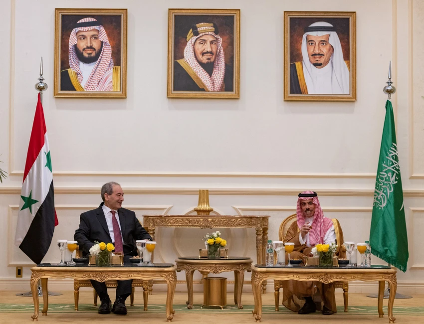 Ngoại trưởng Syria Faisal Mekdad (trái) và Ngoại trưởng Saudi Arabia Hoàng tử Faisal bin Farhan bin Abdullah trong cuộc gặp ngày 12-4 tại Jeddah, Saudi Arabia. Ảnh: REUTERS Ngoại trưởng Syria Faisal Mekdad (trái) và Ngoại trưởng Saudi Arabia Hoàng tử Faisal bin Farhan bin Abdullah trong cuộc gặp ngày 12-4 tại Jeddah, Saudi Arabia. Ảnh: REUTERS
