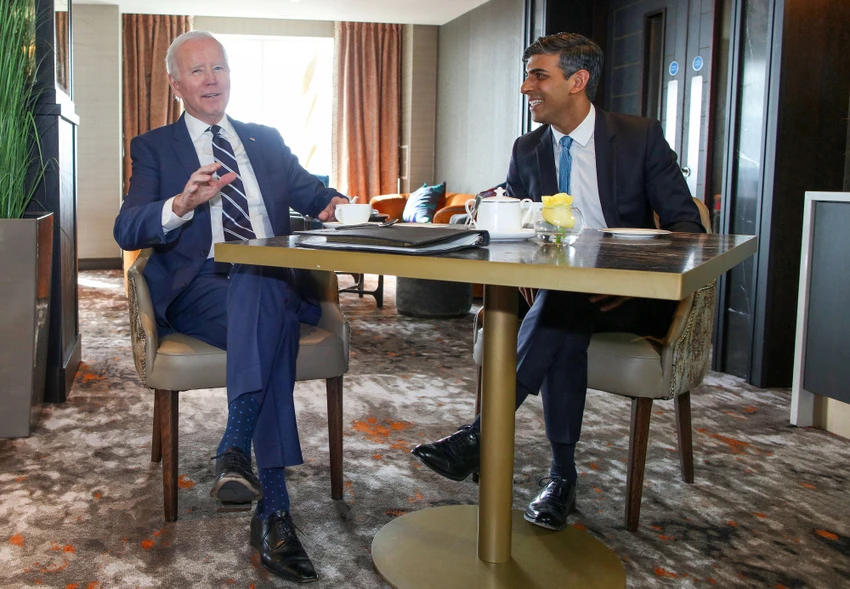 Tổng thống Mỹ Joe Biden (trái) và Thủ tướng Anh Rishi Sunak trong buổi nói chuyện thân mật ở Belfast, Bắc Ireland. Ảnh: REUTERS U.S. President Joe Biden meets with Britain's PM Rishi Sunak in Belfast
