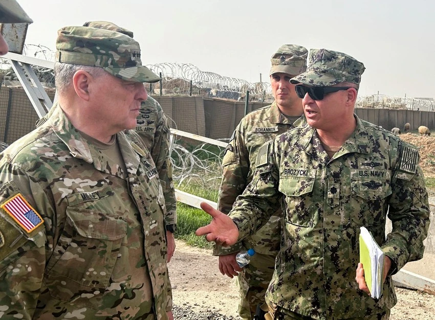Chủ tịch Hội đồng Tham mưu trưởng Liên quân Mỹ - Tướng Mark Milley nói chuyện với các lực lượng Mỹ tại một căn cứ quân sự của Mỹ ở Đông Bắc Syria hồi đầu tháng 3. Ảnh: REUTERS Chủ tịch Hội đồng Tham mưu trưởng Liên quân Mỹ - Tướng Mark Milley nói chuyện với các lực lượng Mỹ tại một căn cứ quân sự của Mỹ ở Đông Bắc Syria hồi đầu tháng 3. Ảnh: REUTERS