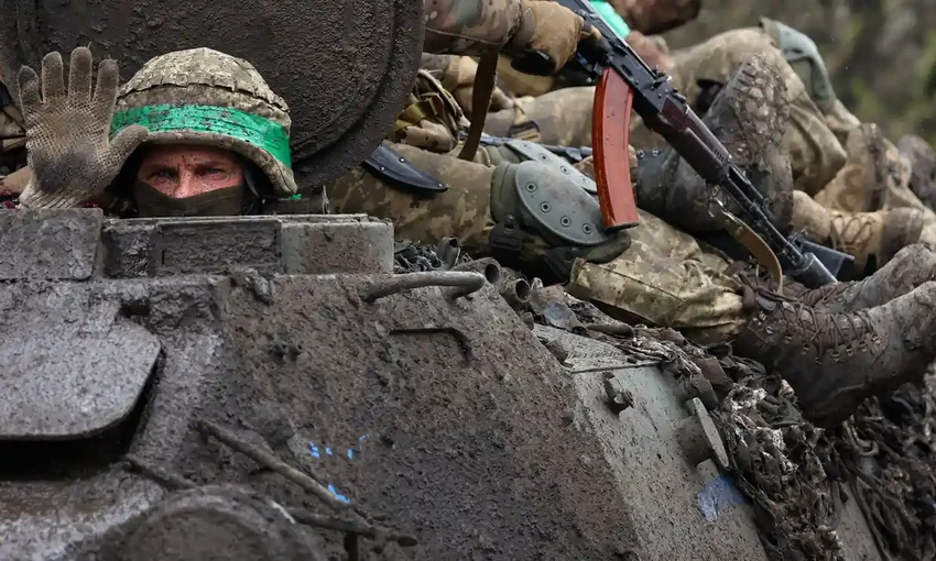 Binh sĩ Ukraine chiến đấu gần TP Bakhmut. Ảnh: REUTERS Binh sĩ Ukraine chiến đấu gần TP Bakhmut. Ảnh: REUTERS