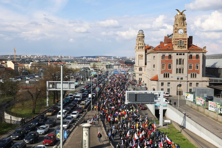 Người dân xuống đường biểu tình ở thủ đô Praha (CH Czech) ngày 16-4 phản đối việc chính phủ tăng giá năng lượng và để lạm phát tăng cao. Ảnh: REUTERS Người dân xuống đường biểu tình ở thủ đô Praha (CH Czech) ngày 16-4 phản đối việc chính phủ tăng giá năng lượng và để lạm phát tăng cao. Ảnh: REUTERS