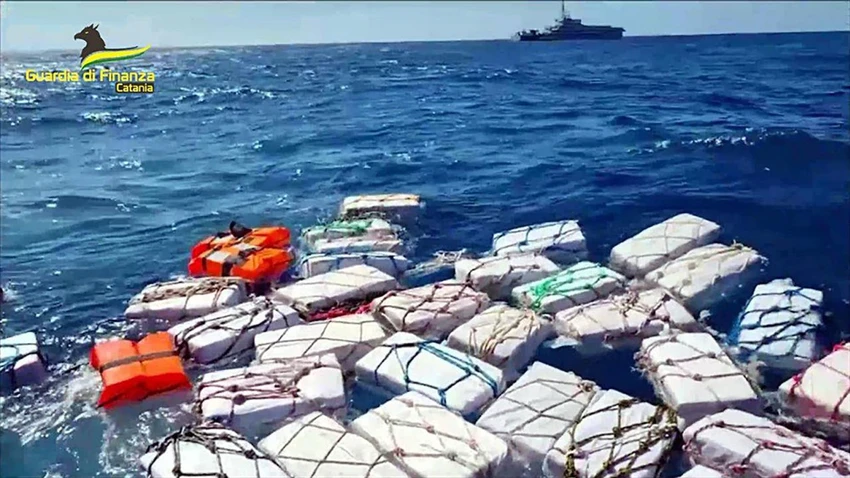 Lô hàng ma tuý nặng gần 2 tấn, trị giá 440 triệu USD được tìm thấy trôi nổi trên biển ngoài khơi nước Ý. Ảnh: CNN Lô hàng ma tuý nặng gần 2 tấn, trị giá 440 triệu USD được tìm thấy trôi nổi trên biển ngoài khơi nước Ý. Ảnh: CNN