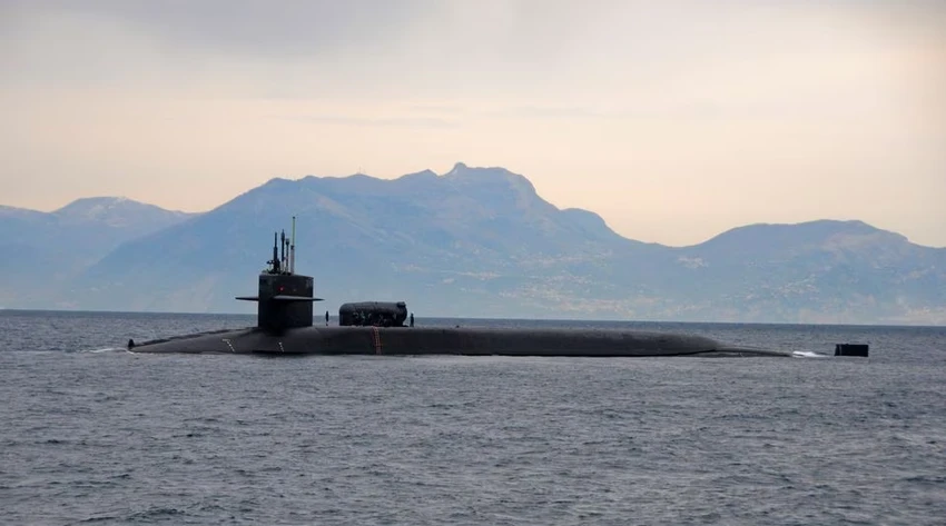 Tàu ngầm mang tên lửa dẫn đường USS Florida của Mỹ tiến vào Vịnh Naples, Ý hồi năm 2011. Ảnh: REUTERS Tàu ngầm mang tên lửa dẫn đường USS Florida của Mỹ tiến vào Vịnh Naples, Ý hồi năm 2011. Ảnh: REUTERS
