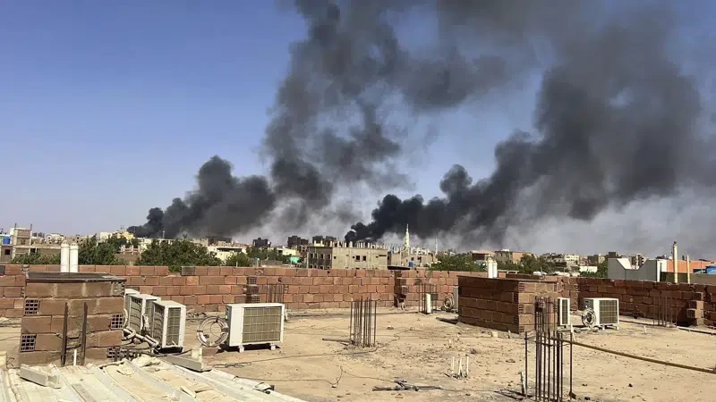 Khói bốc lên ở nhiều khu vực thuộc thủ đô Khartoum của Sudan trong ngày 22-4. Ảnh: REUTERS Khói bốc lên ở nhiều khu vực thuộc thủ đô Khartoum của Sudan trong ngày 22-4. Ảnh: REUTERS