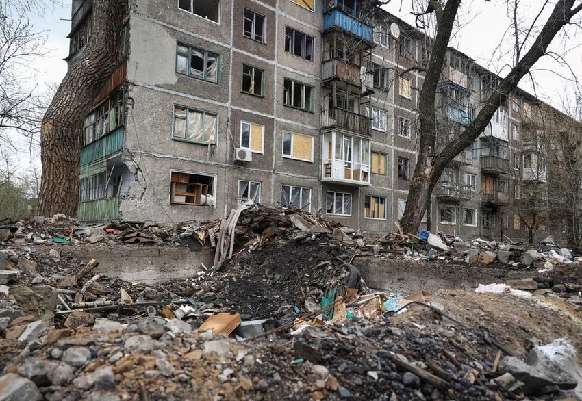 Một tòa nhà dân cư bị hư hại do pháo kích ở TP Chasiv Yar, tỉnh Donetsk ngày 22-4. Ảnh: REUTERS Một tòa nhà dân cư bị hư hại do pháo kích ở TP Chasiv Yar, tỉnh Donetsk ngày 22-4. Ảnh: REUTERS