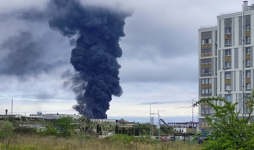 Khói bốc lên từ đám cháy tại một kho chứa nhiên liệu ở TP Sevastopol ngày 29-4. Ảnh: REUTERS Khói bốc lên từ đám cháy tại một kho chứa nhiên liệu ở TP Sevastopol ngày 29-4. Ảnh: REUTERS