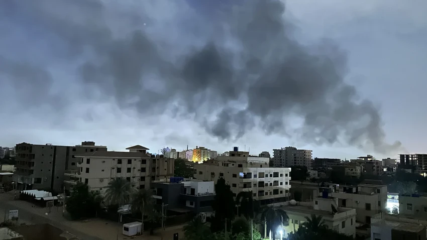 Quang cảnh đường phố khi các cuộc đụng độ giữa Lực lượng vũ trang Sudan và Lực lượng hỗ trợ nhanh bán quân sự (RSF) vẫn tiếp diễn, bất chấp thỏa thuận ngừng bắn ở Khartoum. Ảnh: AA Quang cảnh đường phố khi các cuộc đụng độ giữa Lực lượng vũ trang Sudan và Lực lượng hỗ trợ nhanh bán quân sự (RSF) vẫn tiếp diễn, bất chấp thỏa thuận ngừng bắn ở Khartoum. Ảnh: AA
