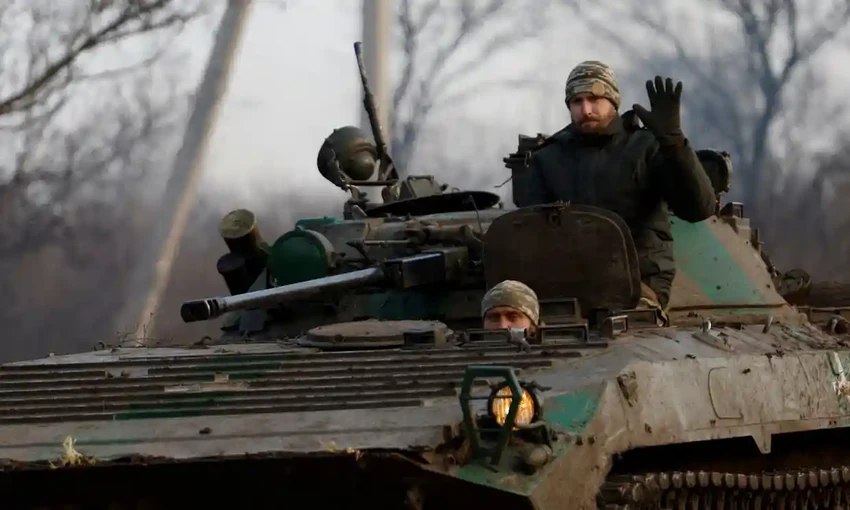 Binh sĩ Ukraine tiến về Bakhmut. Ảnh: REUTERS Binh sĩ Ukraine tiến về Bakhmut. Ảnh: REUTERS