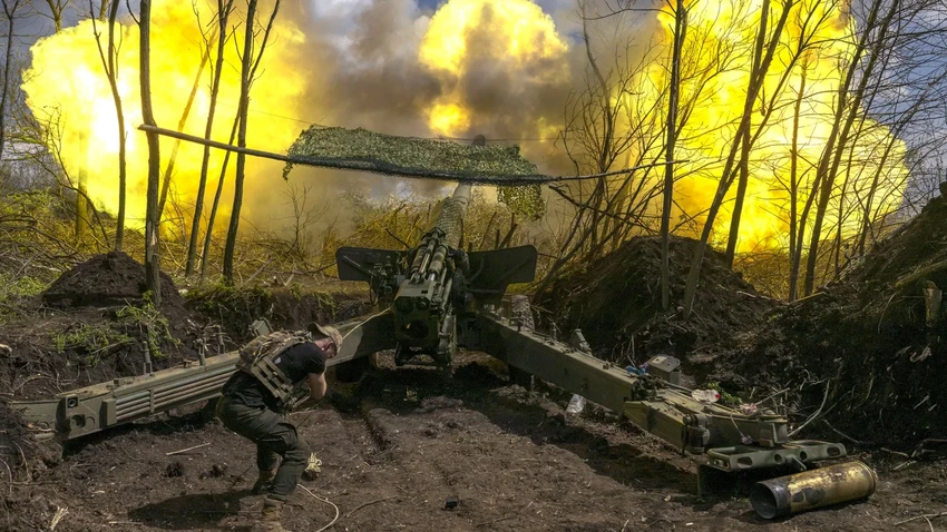Binh sĩ Ukraine nã pháo trên tiền tuyến ở tỉnh Donetsk ngày 24-4. Ảnh: AA Binh sĩ Ukraine nã pháo trên tiền tuyến ở tỉnh Donetsk ngày 24-4. Ảnh: AA
