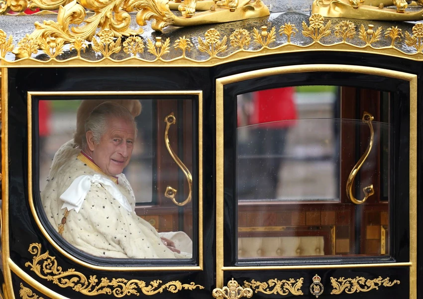 Nhà vua và Hoàng hậu đang di chuyển từ Cung điện Buckingham đến Tu viện Westminster để làm lễ đăng cơ. Ảnh: CNN