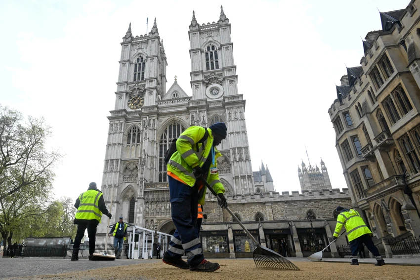 Mọi người làm công tác dọn dẹp các con đường trước Tu viện Westminster để đón chờ lễ đăng cơ của Vua Charles tại London, Anh ngày 6-5. Ảnh: REUTERS Coronation of Britain's King Charles and Queen Camilla