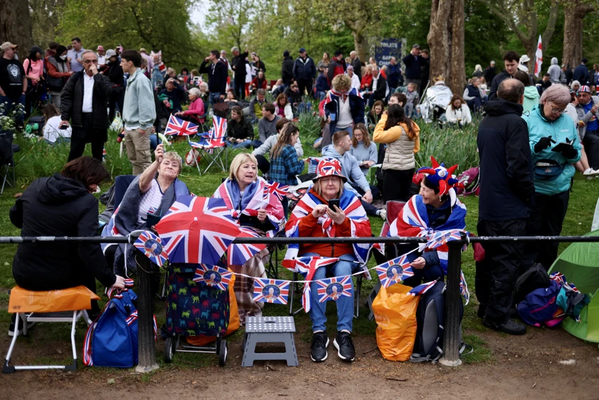 Người dân vây kín đường The Mall chờ đợi lễ đăng cơ của Vua Charles III tại London, Anh ngày 6-5. Ảnh: REUTERS Người dân vây kín đường The Mall chờ đợi lễ đăng cơ của Vua Charles III tại London, Anh ngày 6-5. Ảnh: REUTERS