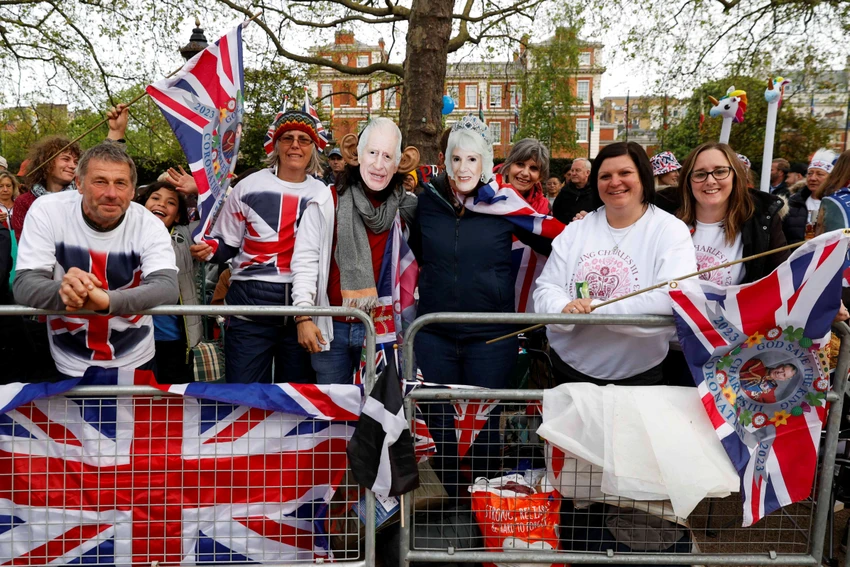 Người dân vây kín đường từ Cung điện Buckingham đến Tu viện Westminster để chờ xem lễ rước Vua Charles III tại đại lộ The Mall ở London, Anh vào ngày 6-5. Ảnh: REUTERS Coronation of Britain's King Charles and Queen Camilla