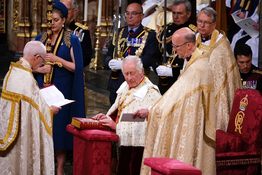 Vua Charles III cử hành các nghi thức trong lễ đăng cơ tại Tu viện Westminster ngày 6-5. Ảnh: CNN