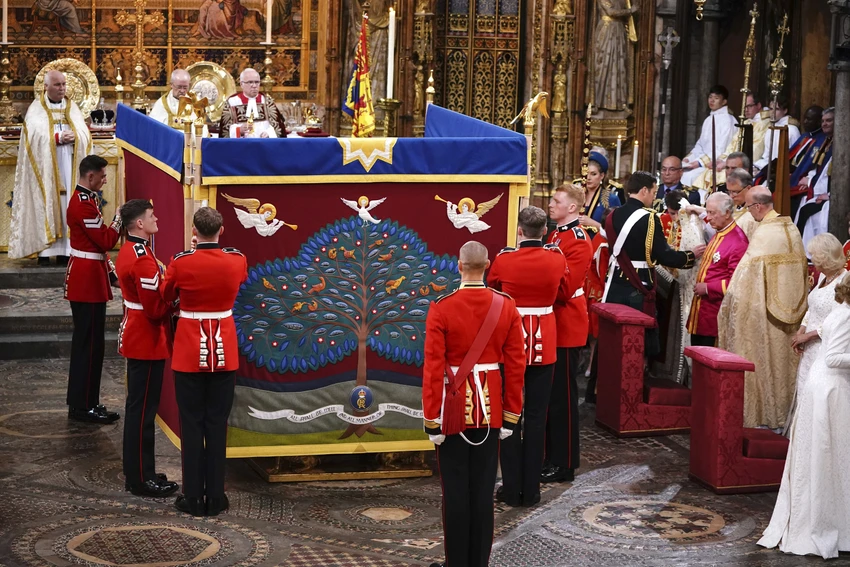 Nghi thức xức dầu thánh cho Vua Charles III được Tổng Giám mục Canterbury Justin Welby cử hành tại Tu viện Westminster. Ảnh: CNN