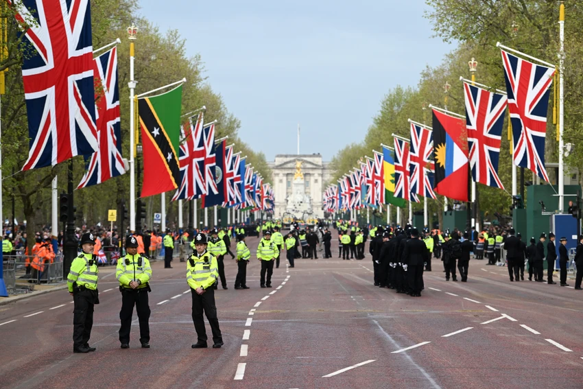 Các sĩ quan Cảnh sát Thủ đô tập trung tại The Mall trước lễ đăng cơ của Vua Charles III và Nữ hoàng Camilla vào ngày 6-5 tại London, Anh. Ảnh: REUTERS Britain's King Charles coronation