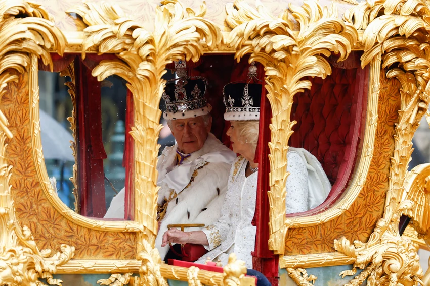 Vua Charles III và Hoàng hậu Camilla rời Tu viện Westminster trên cỗ xe Golden State Coach. Ảnh: CNN