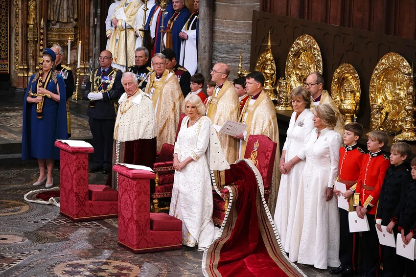 Vua Charles III và Hoàng hậu Camilla trong Tu viện Westminster. Ảnh: THE GUARDIAN