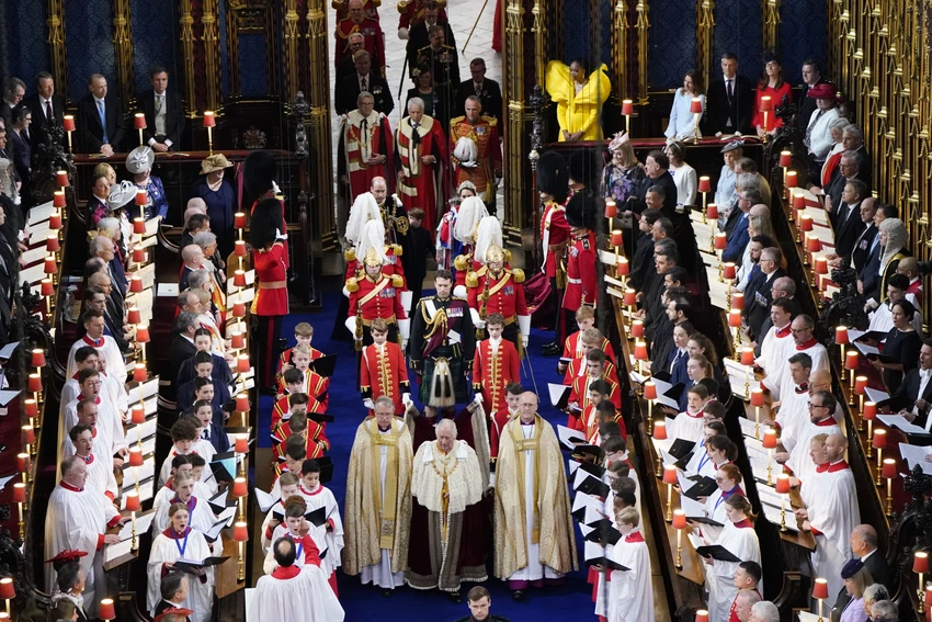 Vua Charles III bước vào Tu viện Westminster để cử hành các nghi thức của lễ đăng cơ. Ảnh: CNN