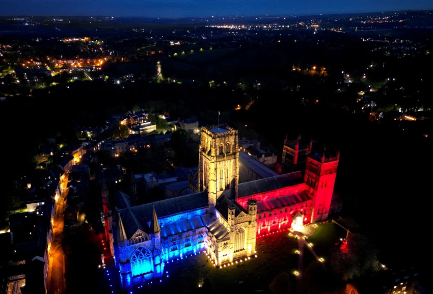 Nhà thờ Durham được thắp sáng bằng màu cờ trước lễ đăng cơ của Vua Charles ở Durham, Anh đêm ngày 5-5. Ảnh: REUTERS Nhà thờ Durham được thắp sáng bằng màu cờ trước lễ đăng cơ của Vua Charles ở Durham, Anh đêm ngày 5-5. Ảnh: REUTERS