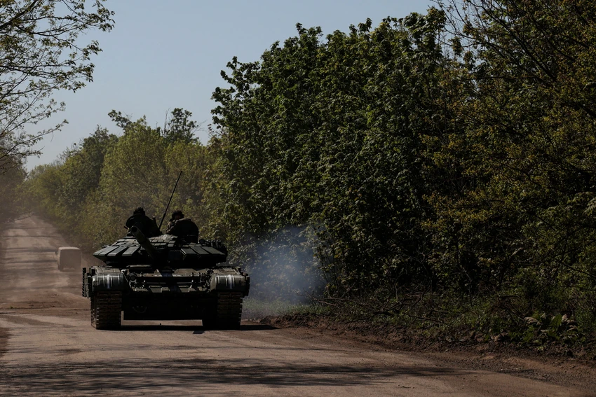 Xe tăng Ukraine tiến về tiền tuyến Bakhmut hôm 12-5. Ảnh: REUTERS Xe tăng Ukraine tiến về tiền tuyến Bakhmut hôm 12-5. Ảnh: REUTERS