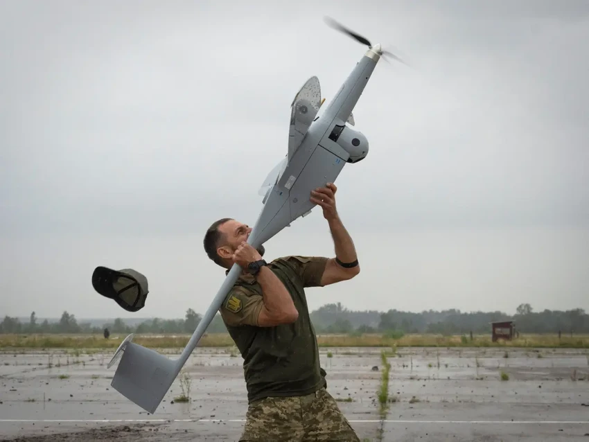 Một người lính Ukraine phóng FlyEye WB Electronics SA - một loại UAV trinh sát của Ba Lan ở khu vực Kiev hồi tháng 8-2022. Ảnh: AP Một người lính Ukraine phóng FlyEye WB Electronics SA - một loại UAV trinh sát của Ba Lan ở khu vực Kiev hồi tháng 8-2022. Ảnh: AP