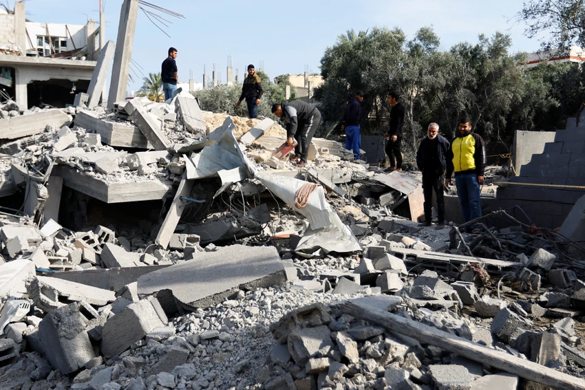 Những ngôi nhà ở Deir Al-Balah (Dải Gaza) bị phá hủy vì cuộc tấn công của Israel vào ngày 14-5, sau khi Israel và Palestine thoả thuận một lệnh ngừng bắn. Ảnh: REUTERS Những ngôi nhà ở Deir Al-Balah (Dải Gaza) bị phá hủy vì cuộc tấn công của Israel vào ngày 14-5, sau khi Israel và Palestine thoả thuận một lệnh ngừng bắn. Ảnh: REUTERS