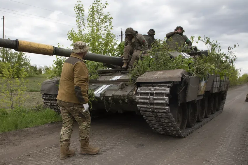 Xe tăng Ukraine tiến về Bakhmut. Ảnh: REUTERS