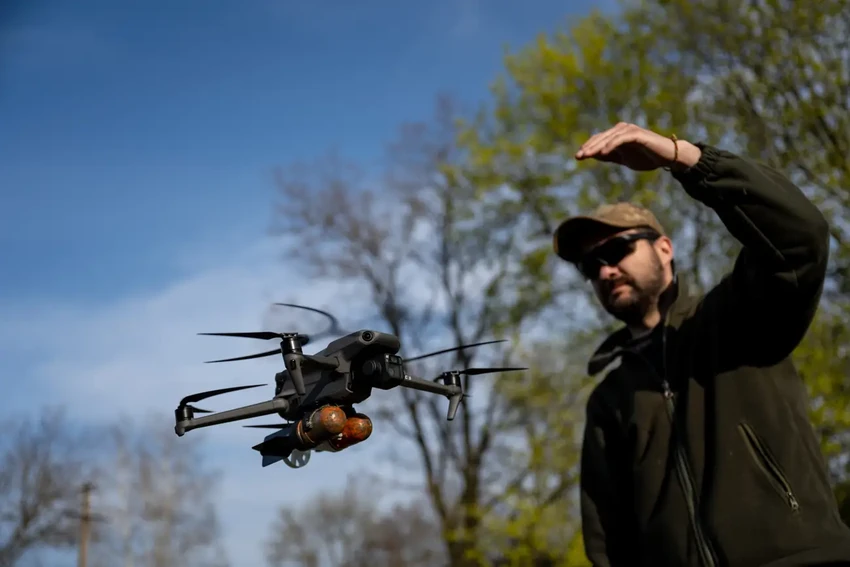 Bom được cố định bằng băng dính trên thân một chiếc UAV Ukraine. Ảnh: GETTY IMAGES Bom được cố định bằng băng dính trên thân một chiếc UAV Ukraine. Ảnh: GETTY IMAGES