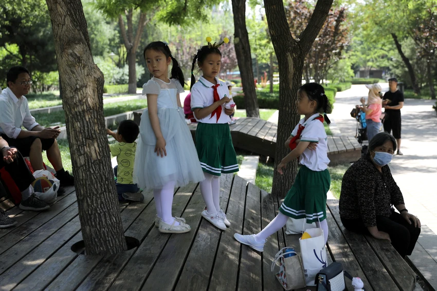 Hình ảnh trẻ em chơi ở công viên Bắc Kinh, Trung Quốc năm 2019. Ảnh: REUTERS China launches projects to build 'new-era' marriage, childbearing culture
