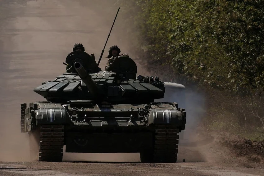 Xe tăng Ukraine tiến về Bakhmut. Ảnh: REUTERS Xe tăng Ukraine tiến về Bakhmut. Ảnh: REUTERS