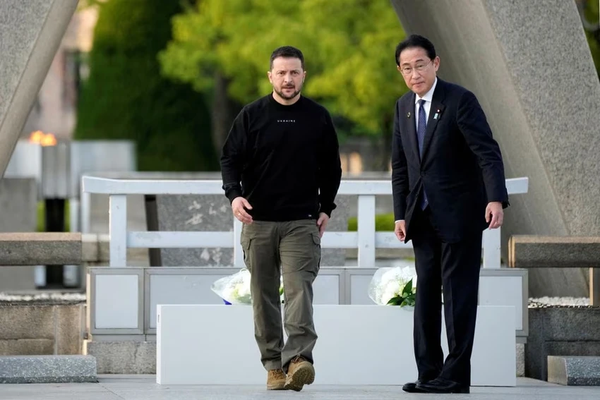 Tổng thống Ukraine Volodymyr Zelensky (trái) và Thủ tướng Nhật Fumio Kishida sau khi đặt hoa trước Đài tưởng niệm các nạn nhân của vụ đánh bom nguyên tử Hiroshima ngày 21-5. Ảnh: REUTERS Tổng thống Ukraine Volodymyr Zelensky (trái) và Thủ tướng Nhật Fumio Kishida sau khi đặt hoa trước Đài tưởng niệm các nạn nhân của vụ đánh bom nguyên tử Hiroshima ngày 21-5. Ảnh: REUTERS