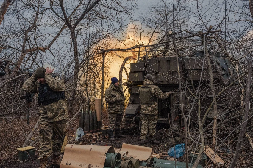 Binh sĩ Ukraine bắn đạn pháo ở Bakhmut. Ảnh: THE NEW YORK TIMES